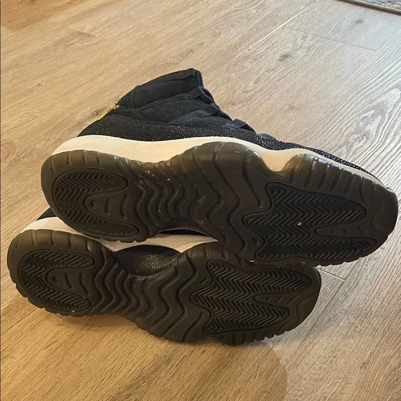 Jordan Kids. Flight Club 91. Black and Gold Sneakers - Picture 2 of 5